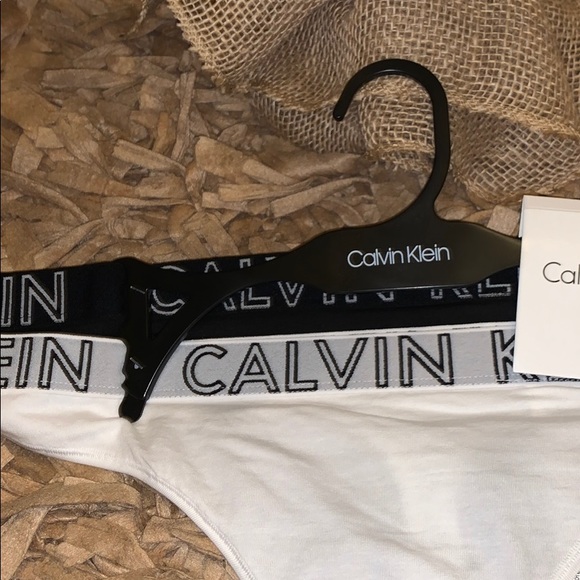 Calvin Klein Logo Thong (2 pack) - Picture 2 of 4